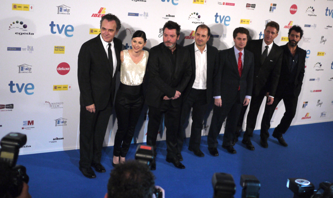 El equipo de 'No habrá paz para los malvados', en la alfombra roja de los Premios Forqué