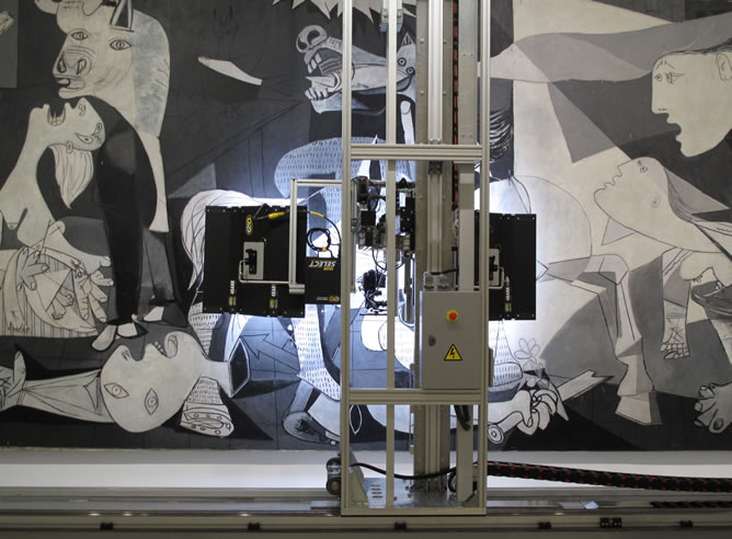 Automatismo robotizado instalado frente al Guernica para su estudio