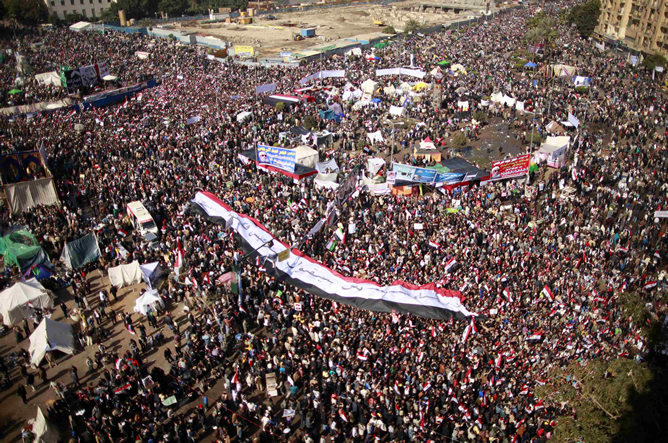 Miles de manifestantes se reúnen, un año después, en la Plaza de Tahrir de El Cairo