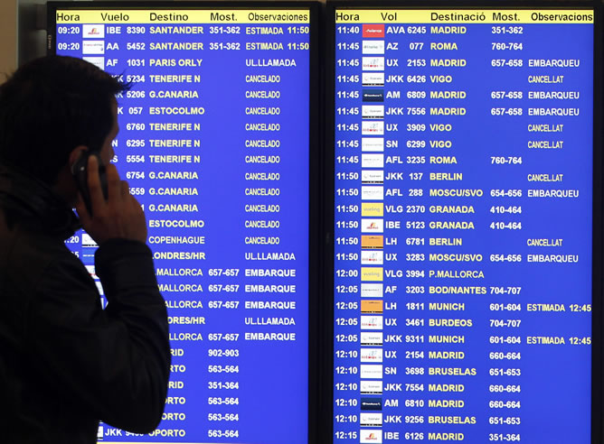 Un pasajero mira en las pantallas las cancelaciones de vuelos de Spanair