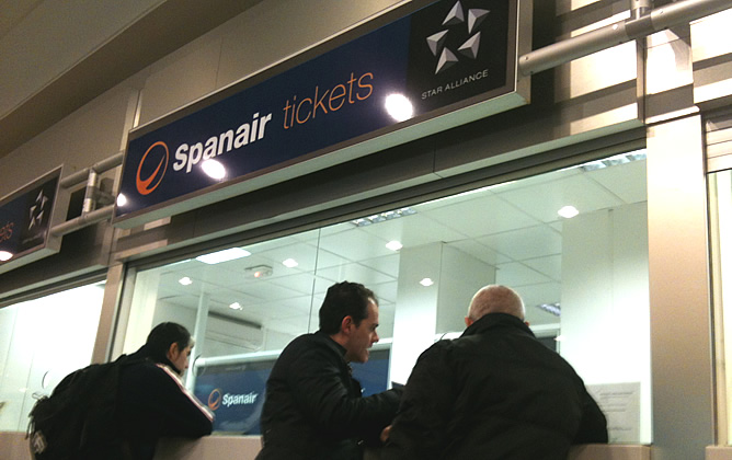 Los pasajeros acuden a los mostradores de Spanair