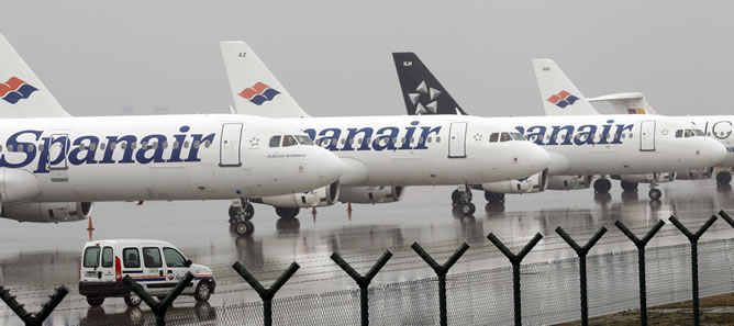 Los aviones de Spanair permanecen aparcados en el aeropuerto de Barcelona