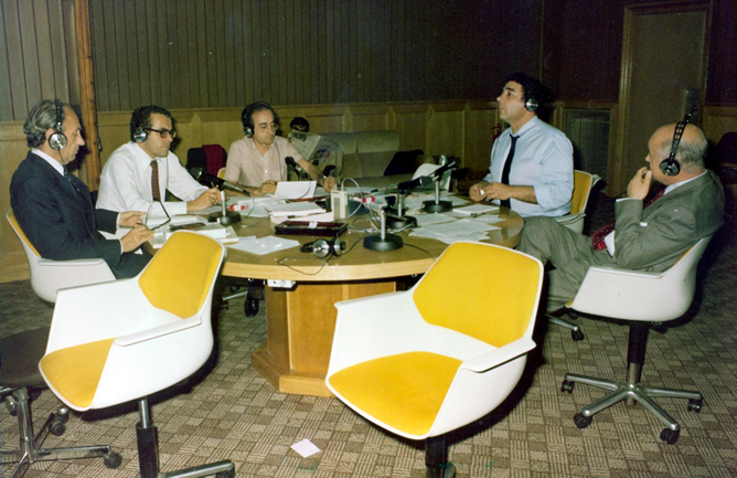 Luis Rodríguez Olivares y Manuel Martín Ferrand con unos invitados en el estudio de 'Hora 25'