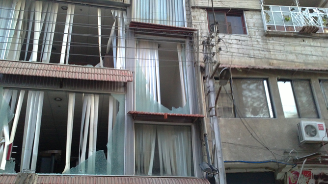 Viviendas con cristales reventados por las explosiones en Saqba