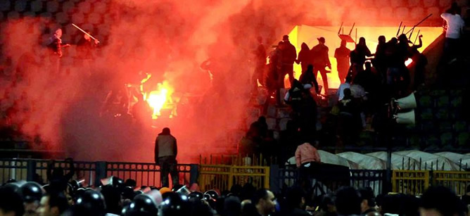 Aficionados egipcios se enfrentan en las gradas del estadio de Port Said (Egipto) este miércoles 1 de febrero de 2012. Al menos 73 personas han muerto y 136 han resultado heridos en los enfrentamientos entre las hinchadas de dos equipos de fútbol egipcios en Port Said (noreste), según ha informado el delegado de Sanidad de la ciudad, Helmy Ali al Atny.