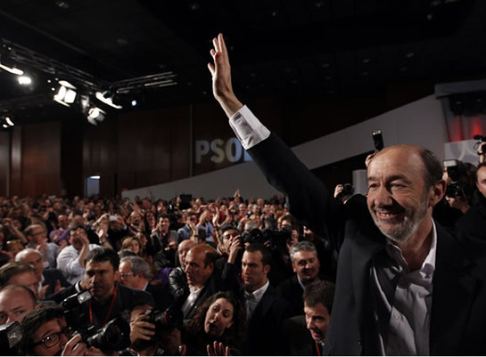 FOTOGALERIA: Rubalcaba saluda a todos los delegados tras conocer su victoria