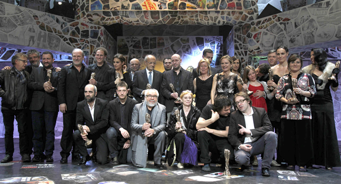 Foto de familia de los ganadores de los Premios Gaudí 2012