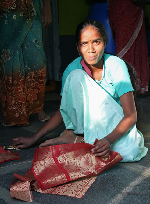 Una mujer dálit trabaja en un taller de costura