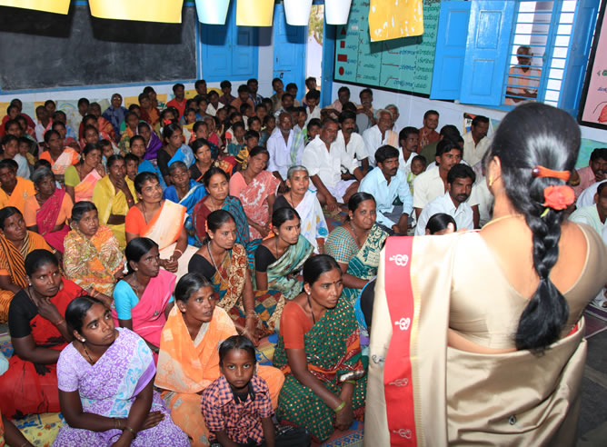 Reunión de la comunidad de Lathavaram para hablar del Fondo Permanente de Sequía