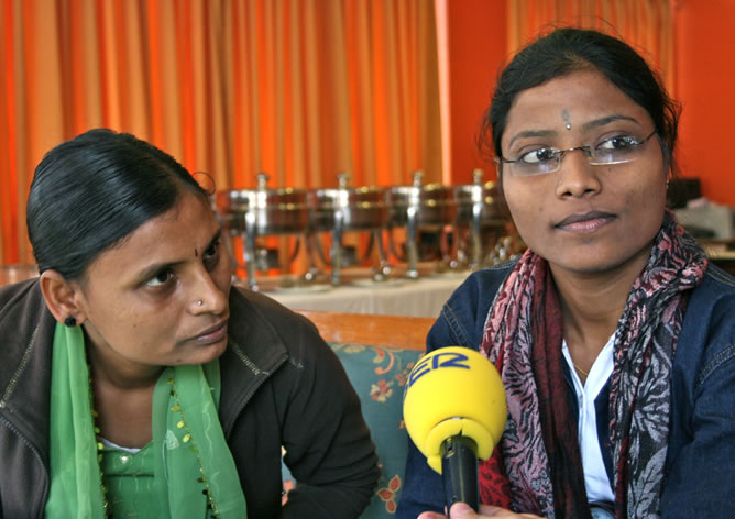 Dos estudiantes de Anantapur relatando sus experiencias ante los micrófonos de la SER