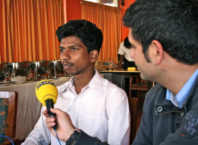 Nicolás Castellano realizando una entrevista en las calles de Anantapur
