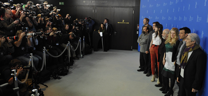 Mike Leigh, al frente del jurado de la Berlinale 2012, posa ante los fotógrafos