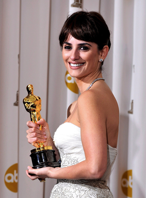 Penélope Cruz sostiene su Oscar a la Mejor Actriz de reparto por 'Vicky Cristina Barcelona'