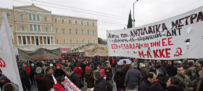 Manifestación a su paso frente al parlamento griego en Atenas, Grecia, durante la huelga general en protesta por las nuevas medidas de austeridad (EFE)