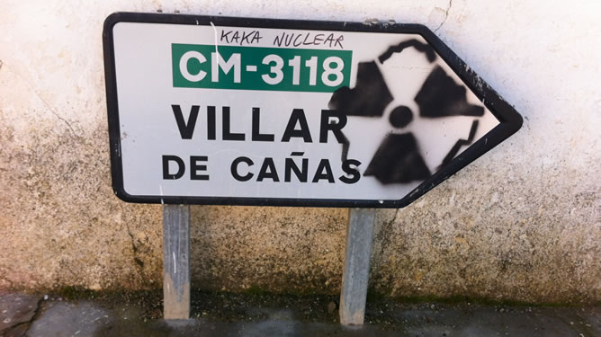 Señal en contra del almacén de residuos radiactivos en Villar de Cañas