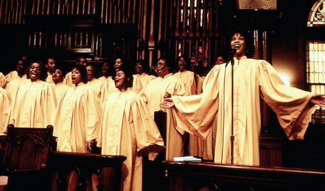 Whitney Houston -a la derecha-, en un fotograma de la película 'La mujer del predicador', en 1996