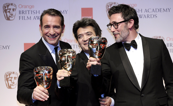 Jean Dujardin, Thomas Langmann -productor- y Michel Hazanavicius, con sus BAFTA por 'The Artist'
