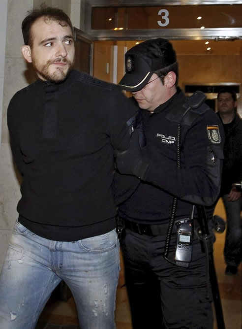 Luka Bojovic, autor intelectual del asesinato del primer ministro Serbio Zoran Djindjic en marzo de 2003, sale escoltado por la policia tras mas de 4 horas de registro en un piso de Valencia (EFE)