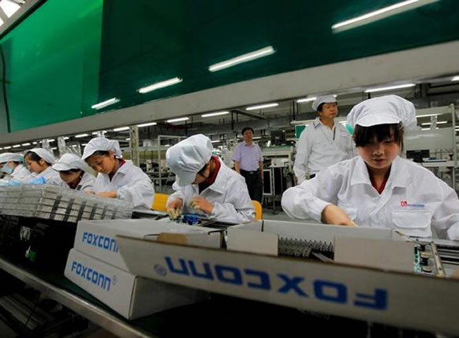 Empleados de Foxconn trabajando en una ensambladora