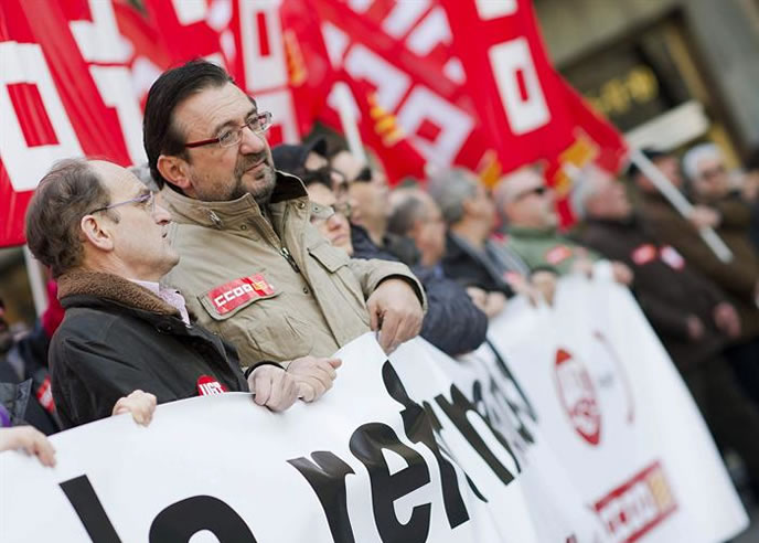 Julián Loriz, Secretario General de UGT Aragón y Julián Buey, responsable de CCOO Aragón, sujetan la pancarta que encabeza la manifestación contra la reforma laboral. EFE
