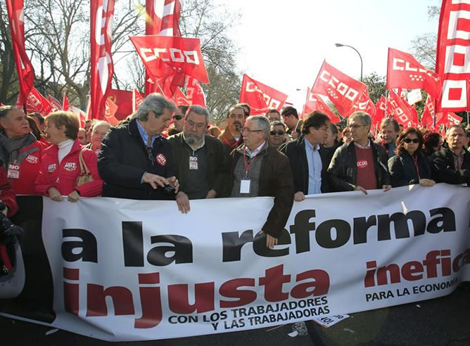 Los secretarios generales de UGT, Cándido Méndez y de CCOO, Ignacio Fernández Toxo, entre otros dirigentes sindicales, encabezan la manifestación contra la reforma laboral. EFE