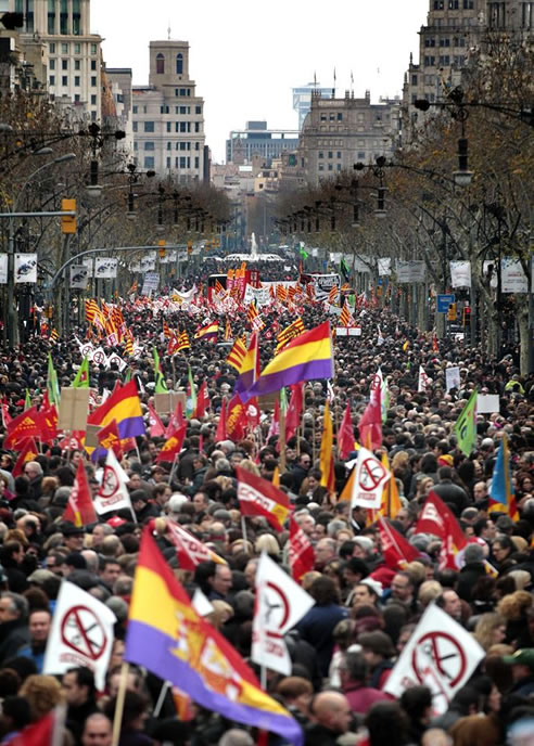 Miles de personas han salido a la calle en Barcelona para protestar bajo el lema el lema "Ni reforma laboral, ni recorte", que ha reunido a sindicatos y a los partidos de la izquierda catalana. EFE