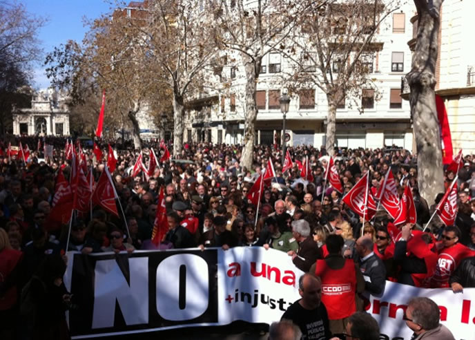 La manifestación, a su paso por las calles de Valencia. ANA TALENS