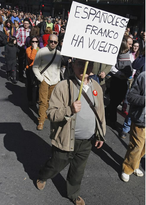 Uno de los diez mil participantes en la manifestación de Murcia porta una pancarta que reza 'Españoles, Franco ha vuelto'. EFE