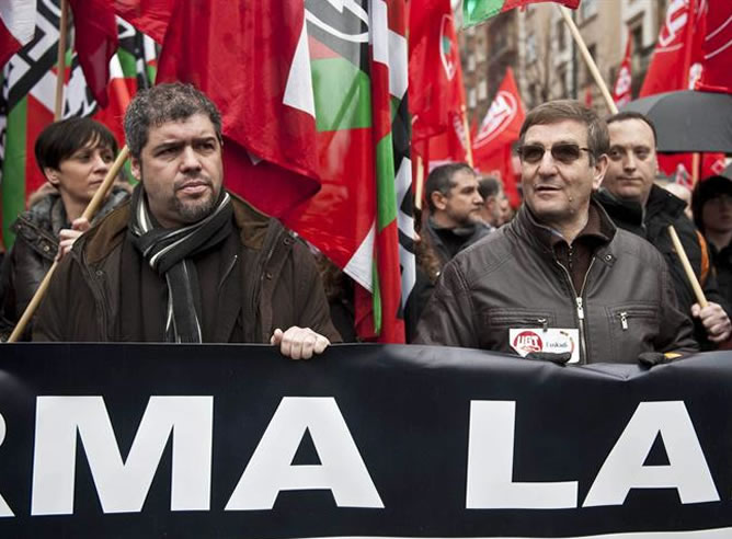 Los secretarios generales en Euskadi de CCOO, Unai Sordo (i), y de UGT, Dámaso Casado (d), durante la manifestación celebrada en Bilbao. EFE