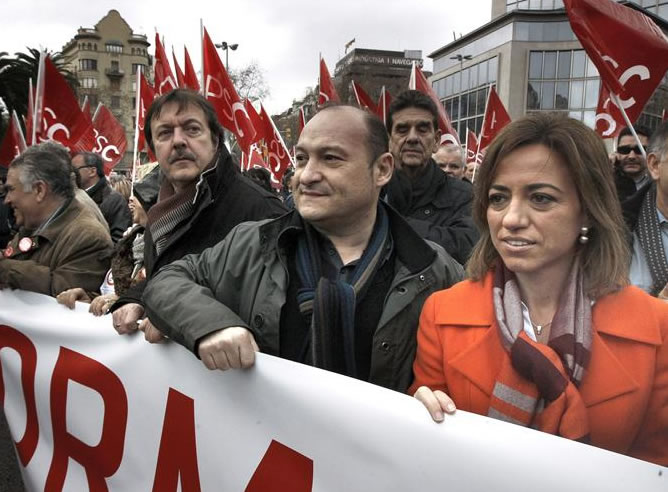 La dirigente del PSC, Carme Chacón, durante la manifestación en la que miles de personas han salido a la calle en Barcelona. EFE