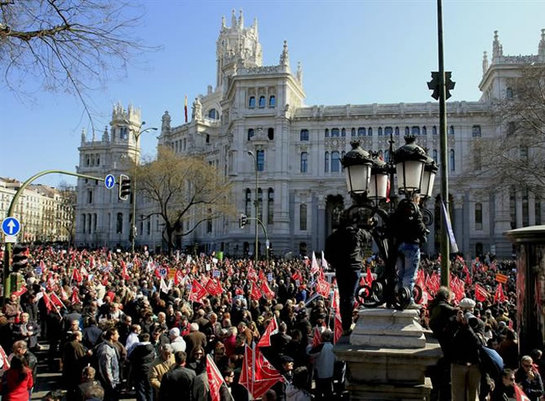 FOTOGALERIA: Vista de la manifestación en la plaza de La Cibeles de Madrid hoy, 19 de febrero de 2012 contra la reforma laboral