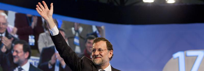 El presidente del Gobierno, Mariano Rajoy, saluda tras su discurso en la clausura del 17 Congreso nacional del PP