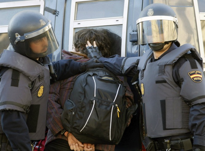 Las carreras e intervenciones policiales entre estudiantes y agentes antidisturbios se suceden en la plaza del Ayuntamiento de Valencia