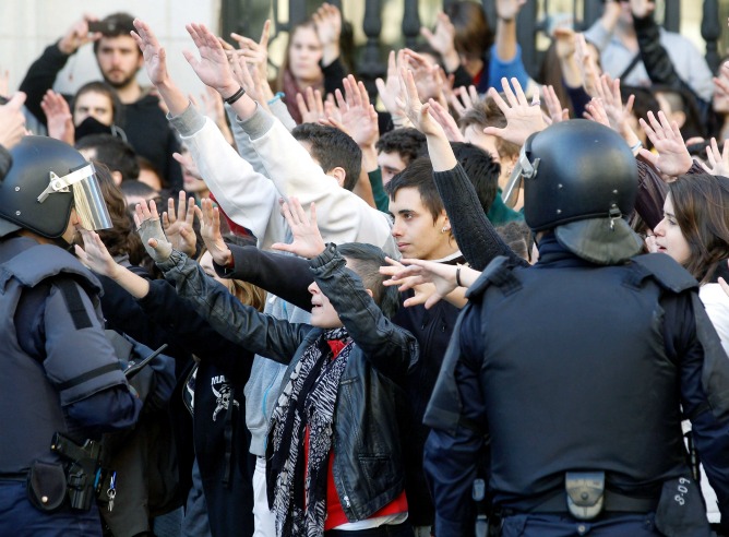 Las carreras e intervenciones policiales entre estudiantes y agentes antidisturbios se suceden en la plaza del Ayuntamiento de Valencia, con constantes escaramuzas y cargas