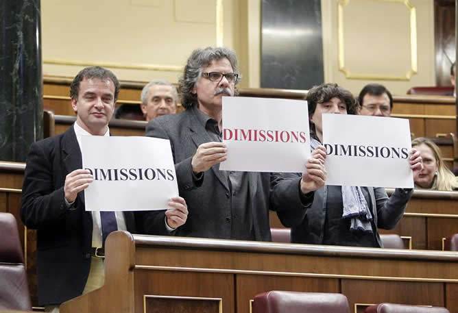 Los diputados de ERC Alfred Bosch, Joan Tardá y Teresa Jordá exhibieron este martes dimisiones tras los sucesos de Valencia durante la sesión plenaria celebrada en el Congreso de los Diputados