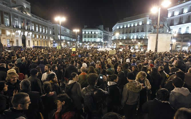 Los enfrentamientos entre la policía y los estudiantes en Valencia, en imágenes