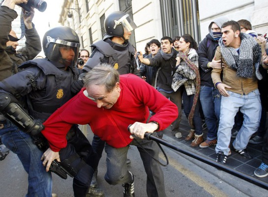 FOTOGALERIA: La policía dispersa a los manifestantes