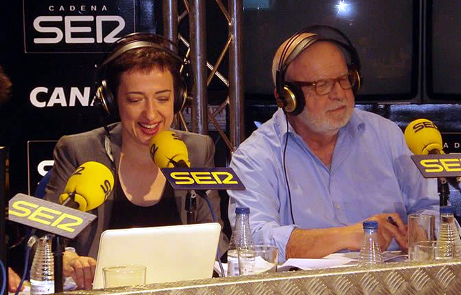 María Guerra y Jaume Figueras, durante la retransmisión de los Oscar 2011