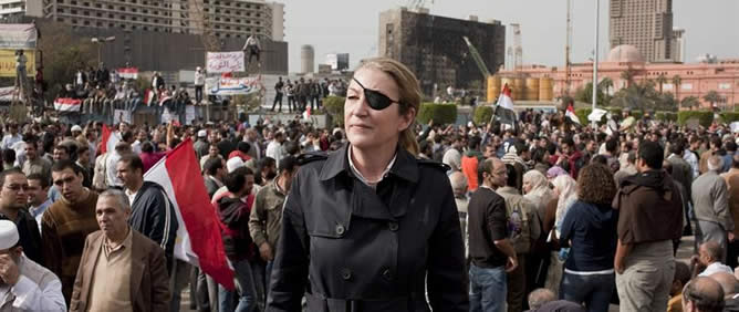 La periodista norteamericana de Sunday Times Marie Colvin ha muerto este miércoles junto al fotógrafo francés Rémi Ochlik, durante un bombardeo en el barrio de Babo Amro, en Homs (Siria)