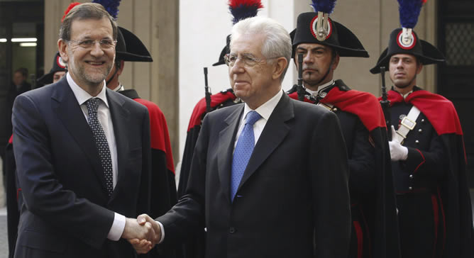 Mariano Rajoy estrecha la mano del primer ministro italiano, Mario Monti