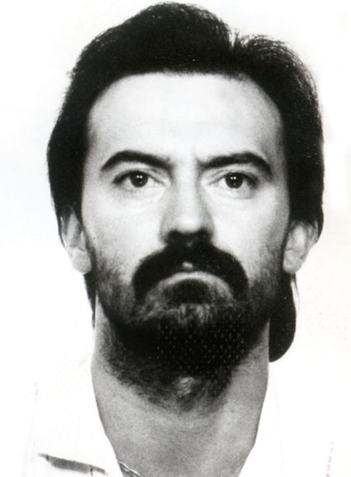 Valentín Tejero fue condenado en 1993 por la Audiencia de Valladolid a una pena de cincuenta años de cárcel por el rapto, violación y asesinato de la niña de 9 años Olga Sangrador