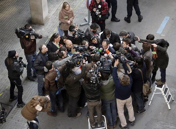 El abogado de Iñaki Urdangarin, Mario Pascual Vives, es abordado por los periodistas, a su llegada a los juzgados (EFE)