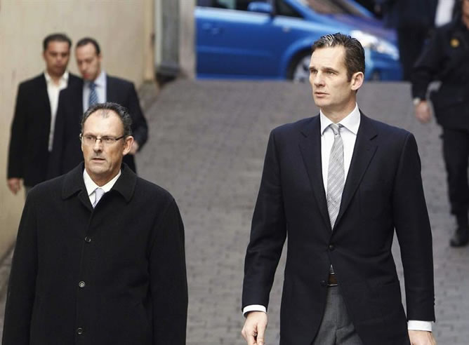 El duque de Palma, Iñaki Urdangarin, acompañado de su abogado Mario Pascual Vives, llega a los juzgados de Palma (EFE)