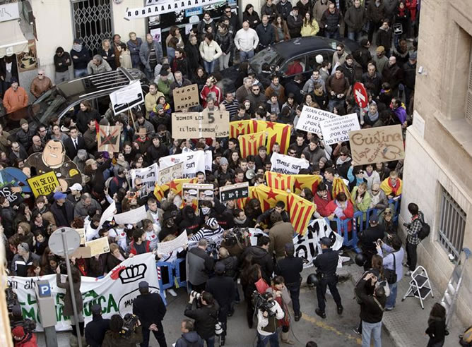 Decenas de personas protestan en las inmediaciones de los juzgados de Palma a la llegada de Iñaki Urdangarín