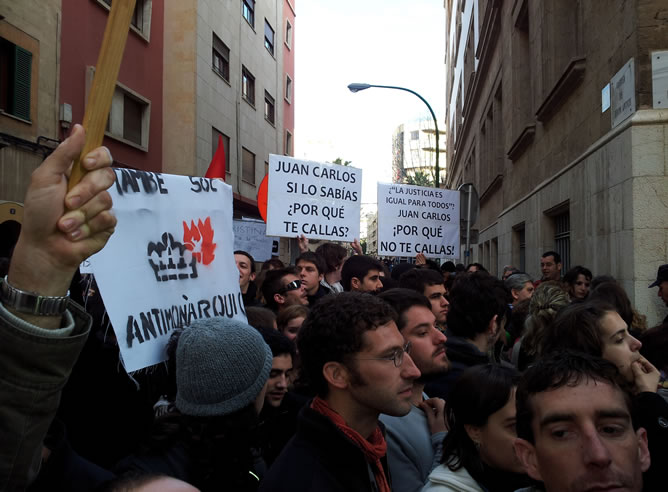 Con motivo de la llegada de Urdangarín a los juzgados se han sucedido múltiples protestas en los alrededores (ALVARO GIL)