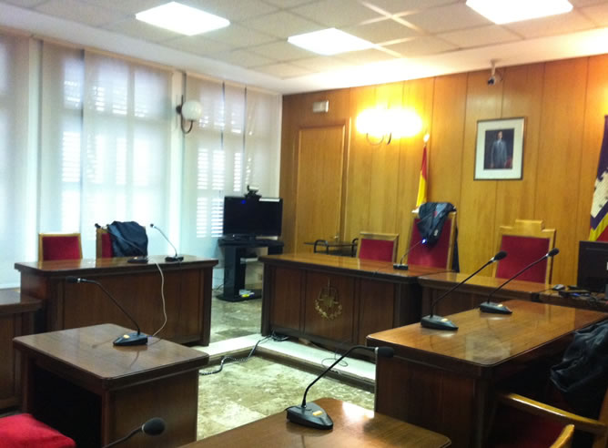 La sala del juzgado de Palma donde se encuentra declarando Urdangarin (PEDRO JIMÉNEZ)