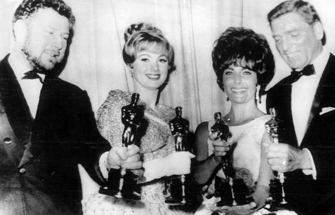 Elizabeth Taylor posa, junto a otros actores, con el Oscar por 'Butterfield 8'