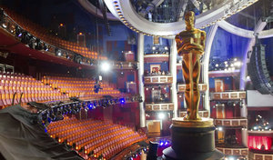 Una estatua de los Oscar preside el teatro de la ceremonia