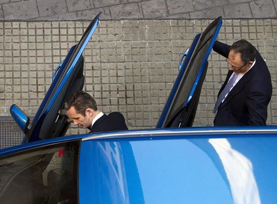FOTOGALERIA: El duque de Palma, acompañado de su abogado, Mario Pascual Vives, se suben a un coche particular tras abandona los juzgados en su pausa para comer