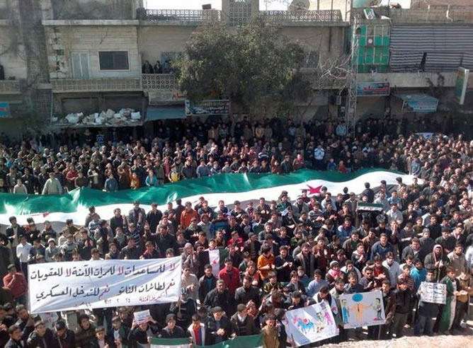 Manifestación convocada en Idlib (Siria) pidiendo el cese de la violencia (EFE)